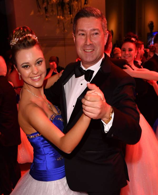 12. Semperopernball unter dem Motto «Dresden strahlt - grenzenlos in alle Welt» am 03.02.2017 in Dresden (Sachsen). Der frühere Turniertänzer Joachim Llambi tanzt mit seiner Tochter Katharina Schneider, die als Debütantin an dem Ball teilnahm.