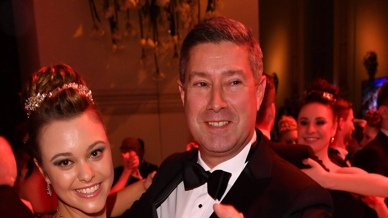 12. Semperopernball unter dem Motto «Dresden strahlt - grenzenlos in alle Welt» am 03.02.2017 in Dresden (Sachsen). Der frühere Turniertänzer Joachim Llambi tanzt mit seiner Tochter Katharina Schneider, die als Debütantin an dem Ball teilnahm.