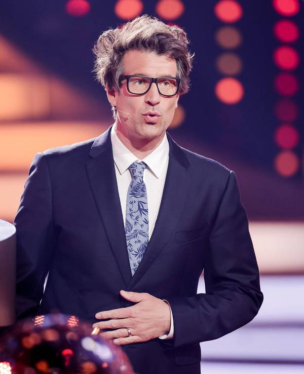 22.04.2022, Nordrhein-Westfalen, Köln: Daniel Hartwich, Moderator, steht in der RTL-Tanzshow "Let's Dance" im Coloneum.