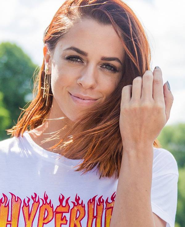 Vanessa Mai lächelt in die Kamera.