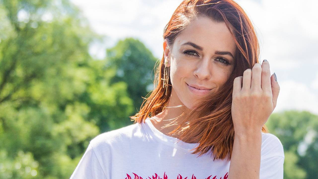 Vanessa Mai lächelt in die Kamera.