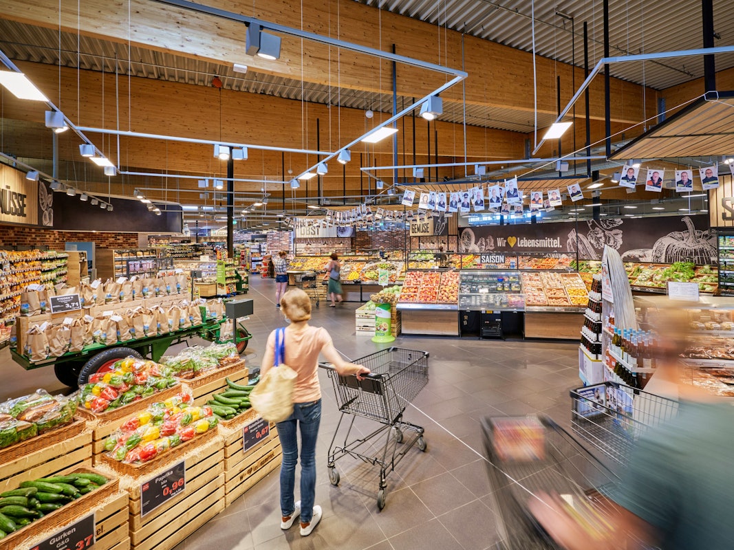 Die Lebensmittelpreise haben sich deutlich erhöht. Eine Edeka-Filiale hat nun mit einem Statement um Thema Sonnenblumenöl viel Zuspruch erhalten. Das Symbolbild zeigt Kundinnen und Kunden beim Einkauf in einem nicht genannten Edeka-Markt und entstand am 20. November 2020.