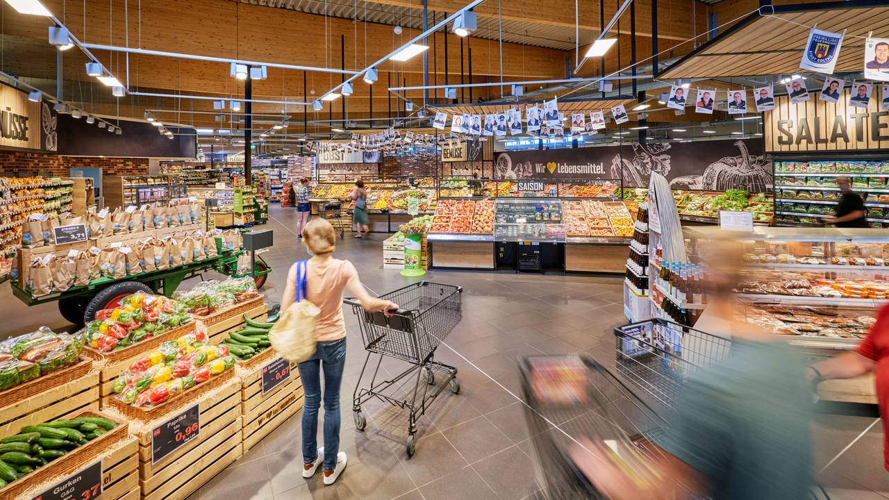 Die Lebensmittelpreise haben sich deutlich erhöht. Eine Edeka-Filiale hat nun mit einem Statement um Thema Sonnenblumenöl viel Zuspruch erhalten. Das Symbolbild zeigt Kundinnen und Kunden beim Einkauf in einem nicht genannten Edeka-Markt und entstand am 20. November 2020.