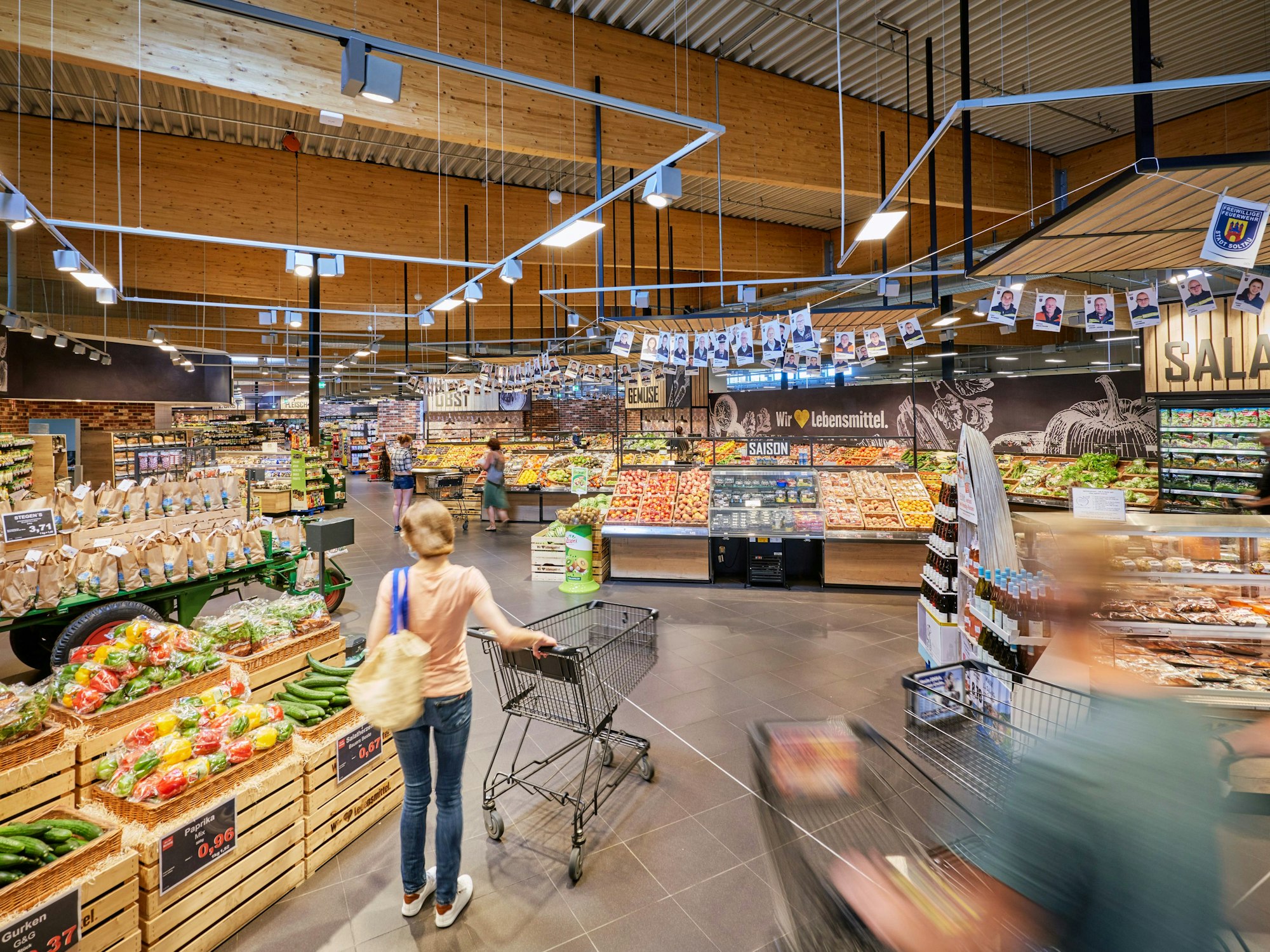 Die Lebensmittelpreise haben sich deutlich erhöht. Eine Edeka-Filiale hat nun mit einem Statement um Thema Sonnenblumenöl viel Zuspruch erhalten. Das Symbolbild zeigt Kundinnen und Kunden beim Einkauf in einem nicht genannten Edeka-Markt und entstand am 20. November 2020.