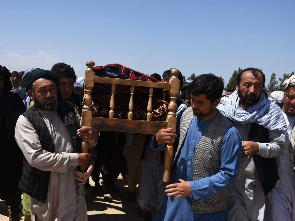 Angehörige und Freunde tragen den Sarg eines Opfers einer Explosion in einer Moschee während einer Beerdigung. In Afghanistan waren bei einer Explosion in einer Moschee erneut zahlreiche Menschen getötet worden.
