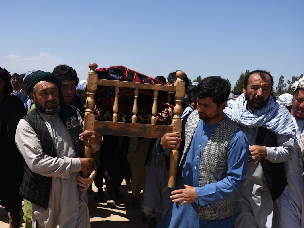 Angehörige und Freunde tragen den Sarg eines Opfers einer Explosion in einer Moschee während einer Beerdigung. In Afghanistan waren bei einer Explosion in einer Moschee erneut zahlreiche Menschen getötet worden.