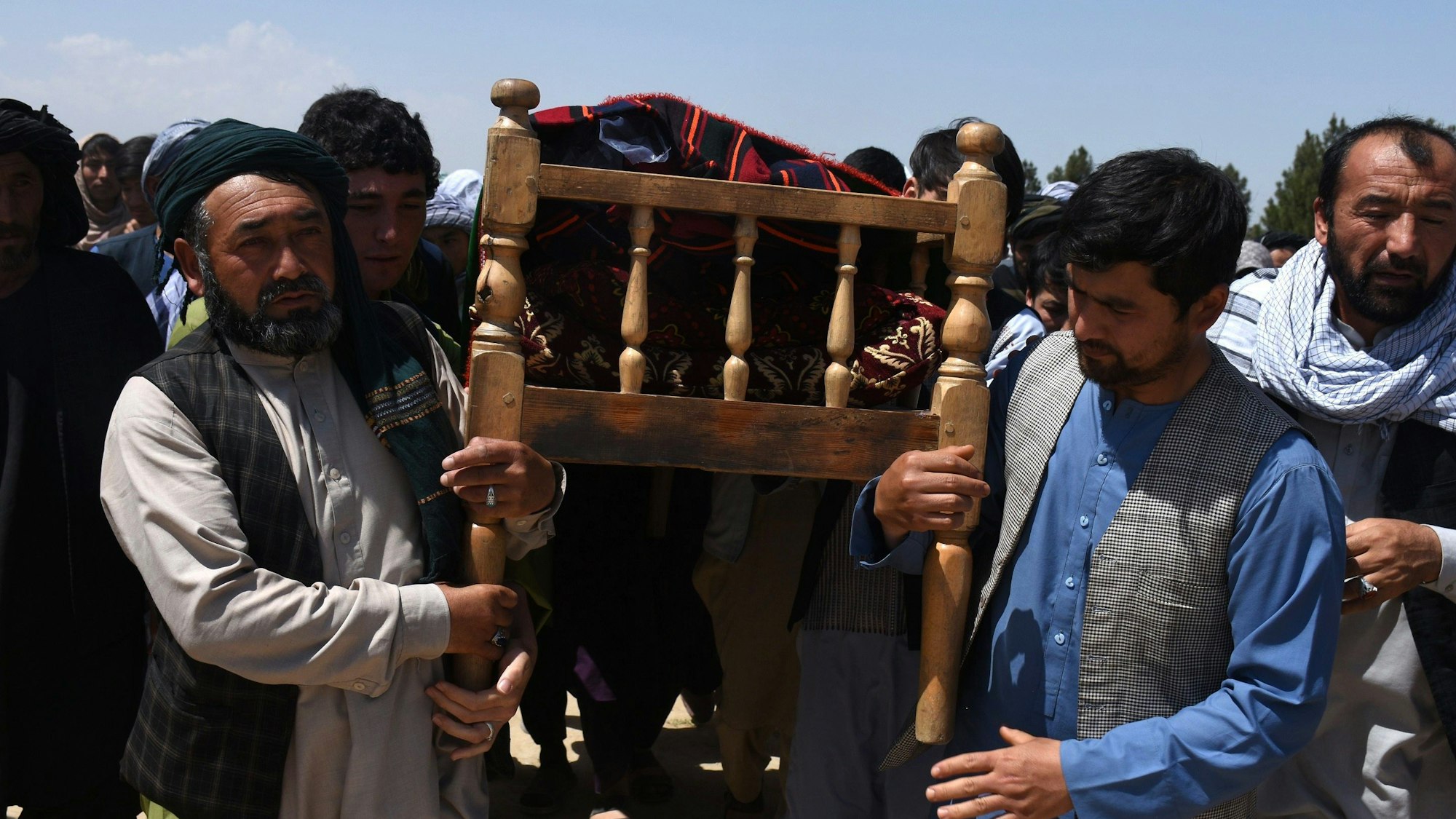 Angehörige und Freunde tragen den Sarg eines Opfers einer Explosion in einer Moschee während einer Beerdigung. In Afghanistan waren bei einer Explosion in einer Moschee erneut zahlreiche Menschen getötet worden.