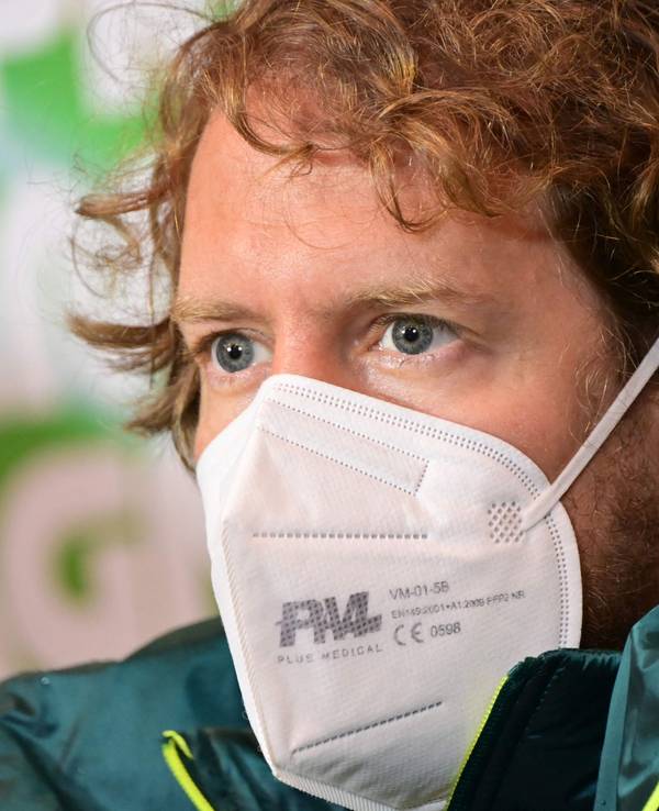 Aston Martins Fahrer Sebastian Vettel spricht mit der Presse.