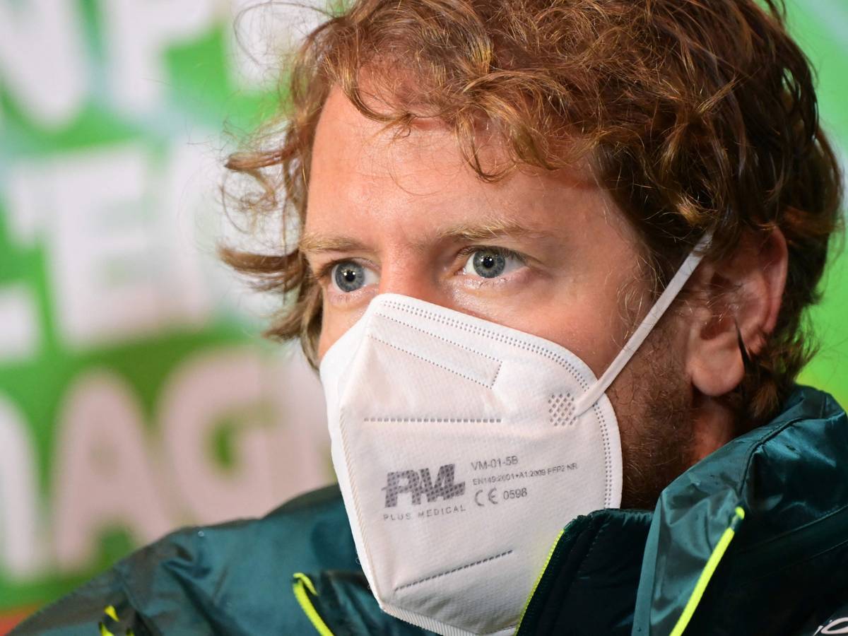 Aston Martins Fahrer Sebastian Vettel spricht mit der Presse.