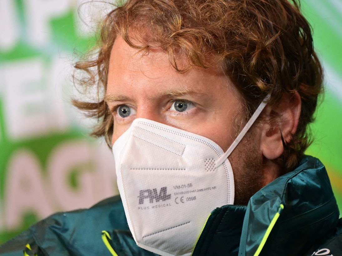 Aston Martins Fahrer Sebastian Vettel spricht mit der Presse.