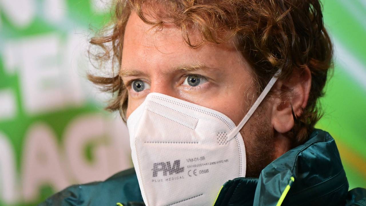 Aston Martins Fahrer Sebastian Vettel spricht mit der Presse.