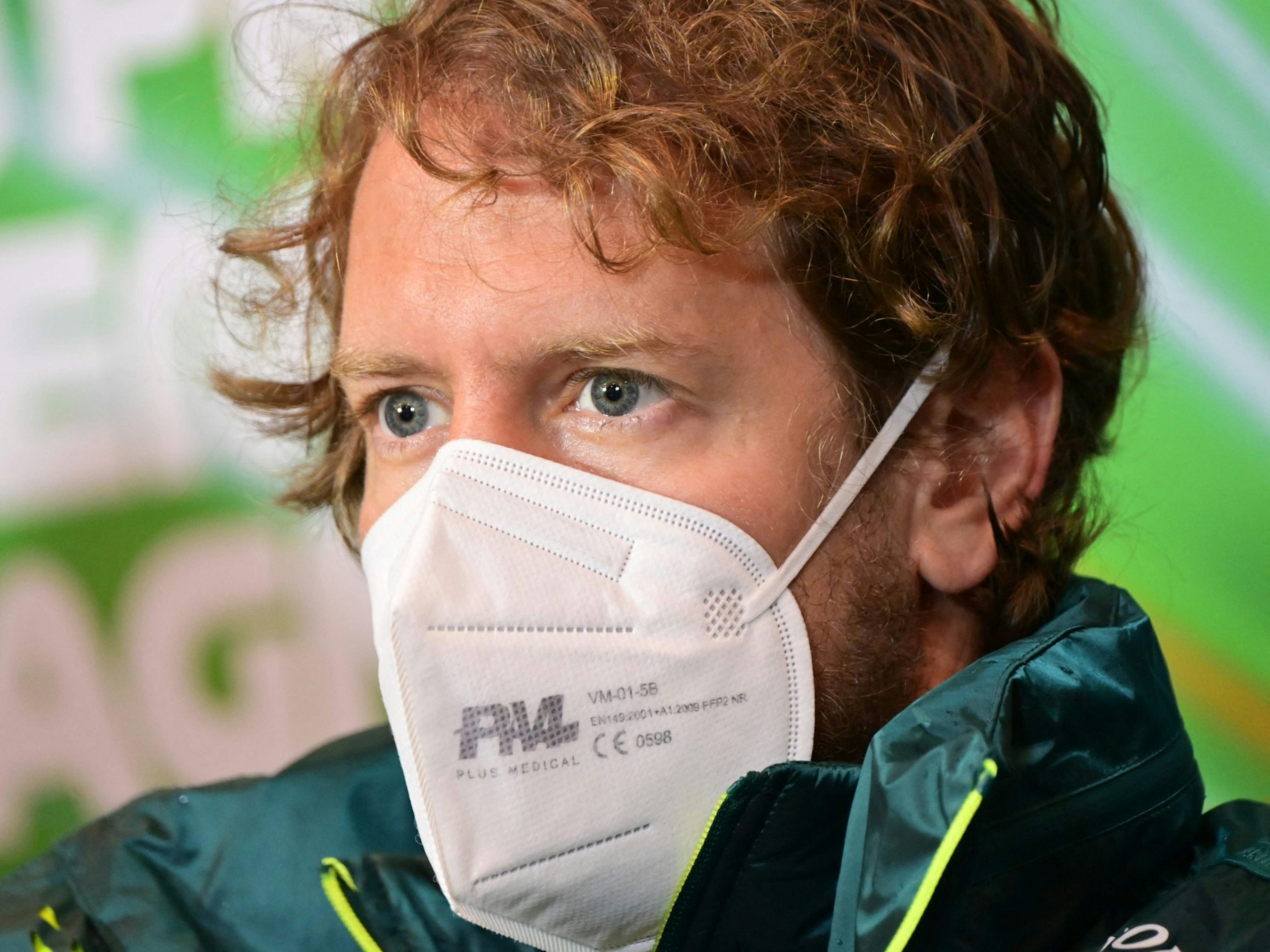 Aston Martins Fahrer Sebastian Vettel spricht mit der Presse.