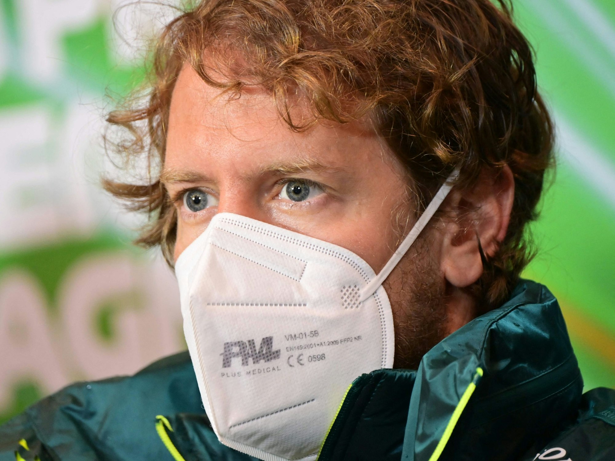 Aston Martins Fahrer Sebastian Vettel spricht mit der Presse.