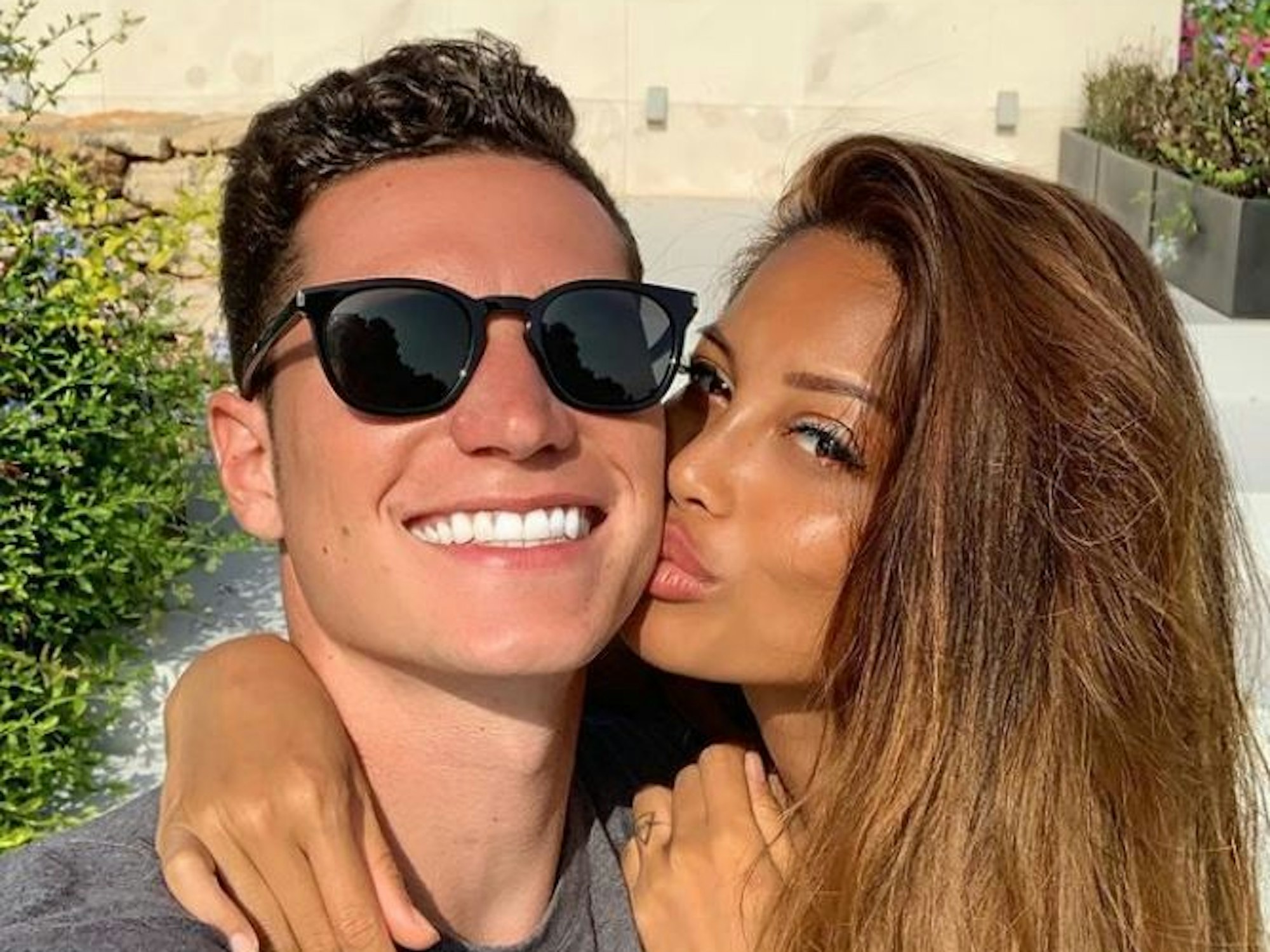 Julian Draxler und seine Freundin Sethanie Taing. Das Foto postete sie am 28. März 2020 auf Instagram (https://www.instagram.com/p/B-SOTXLoAYQ/) Screenshot aufgenommen am 22. April 2022