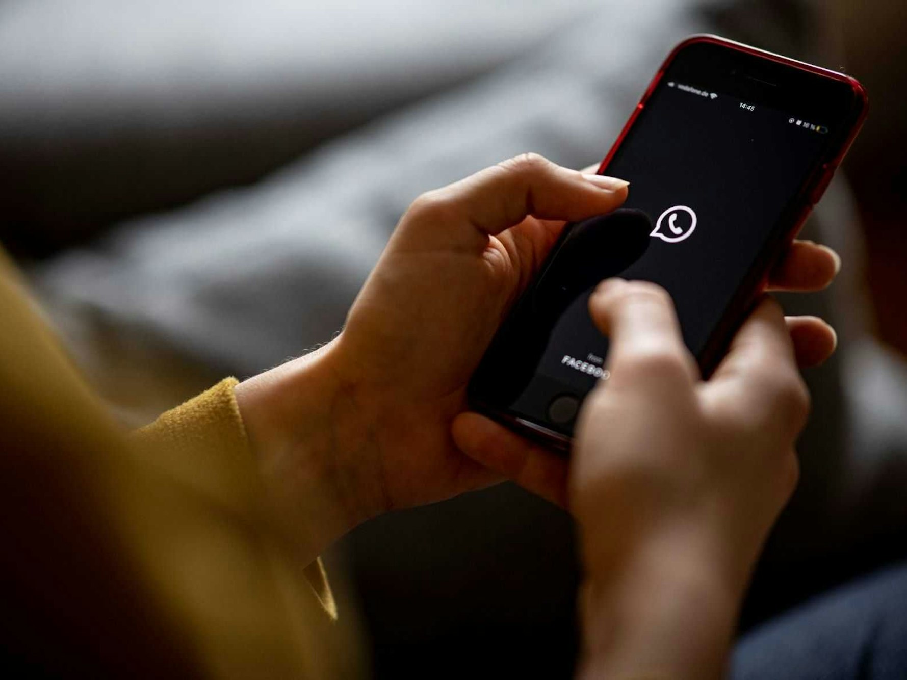 Auf dem Bildschirm eines Smartphones sieht man das Logo der App Whatsapp.