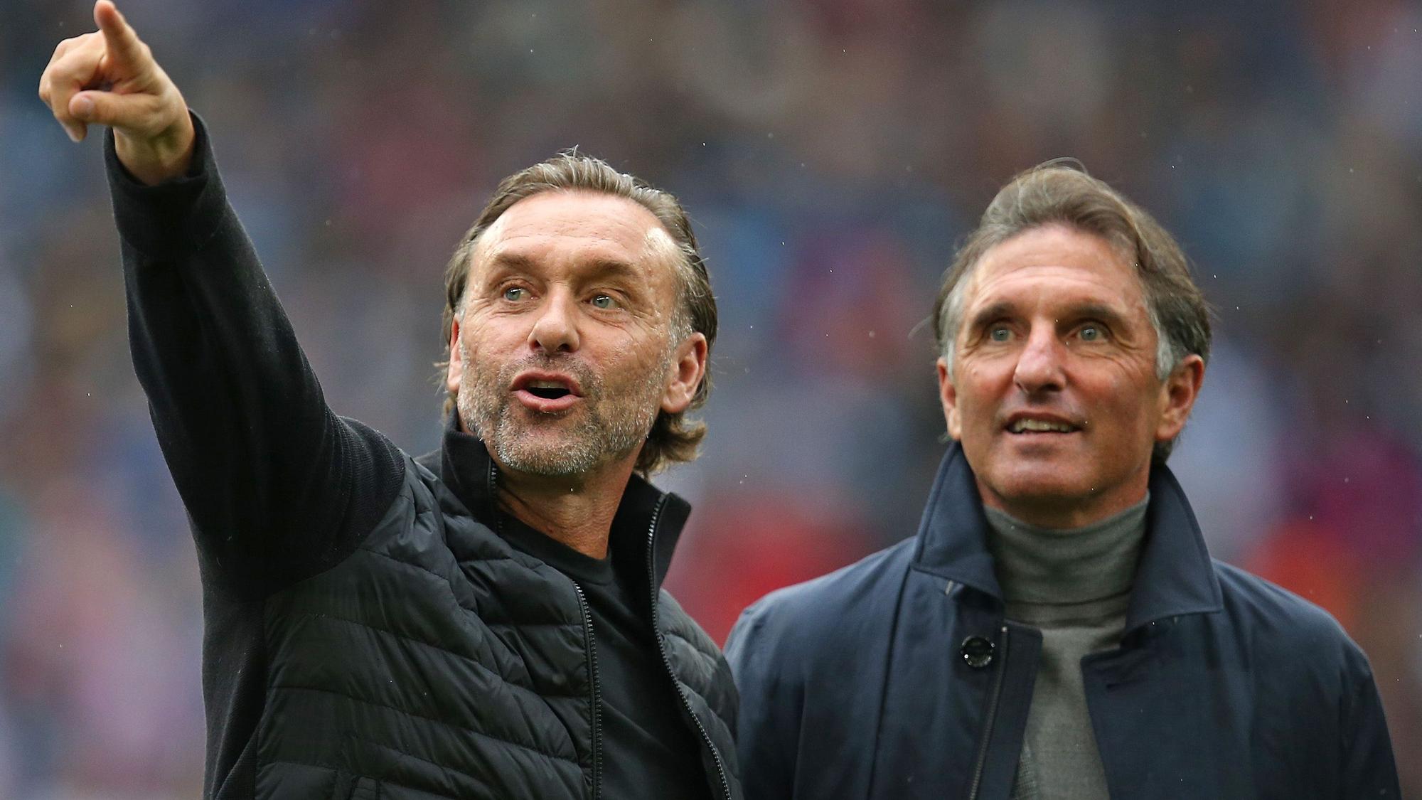 Thomas Doll zeigt Bruno Labbadia etwas.