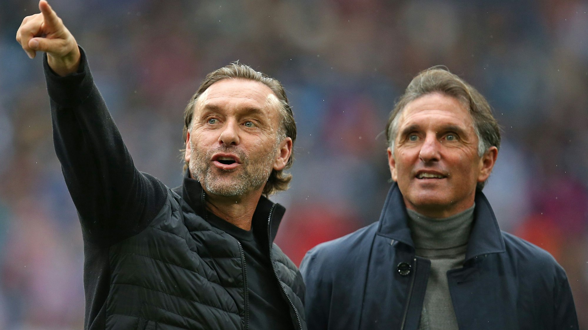 Thomas Doll zeigt Bruno Labbadia etwas.