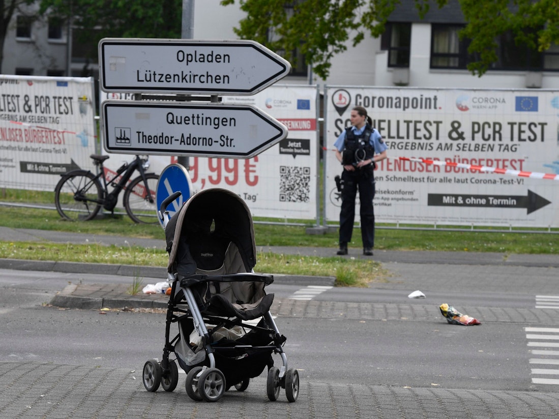 Polizisten sichern den Unfallort in Leverkusen