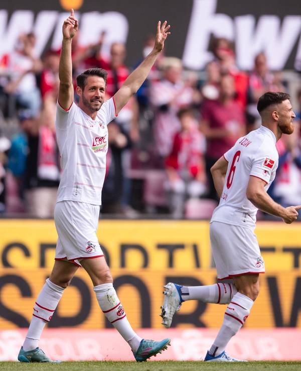 Mark Uth jubelt über sein 1:0 gegen Bielefeld.