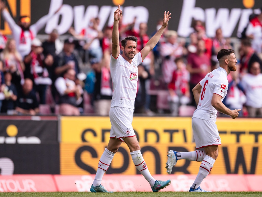 Mark Uth jubelt über sein 1:0 gegen Bielefeld.