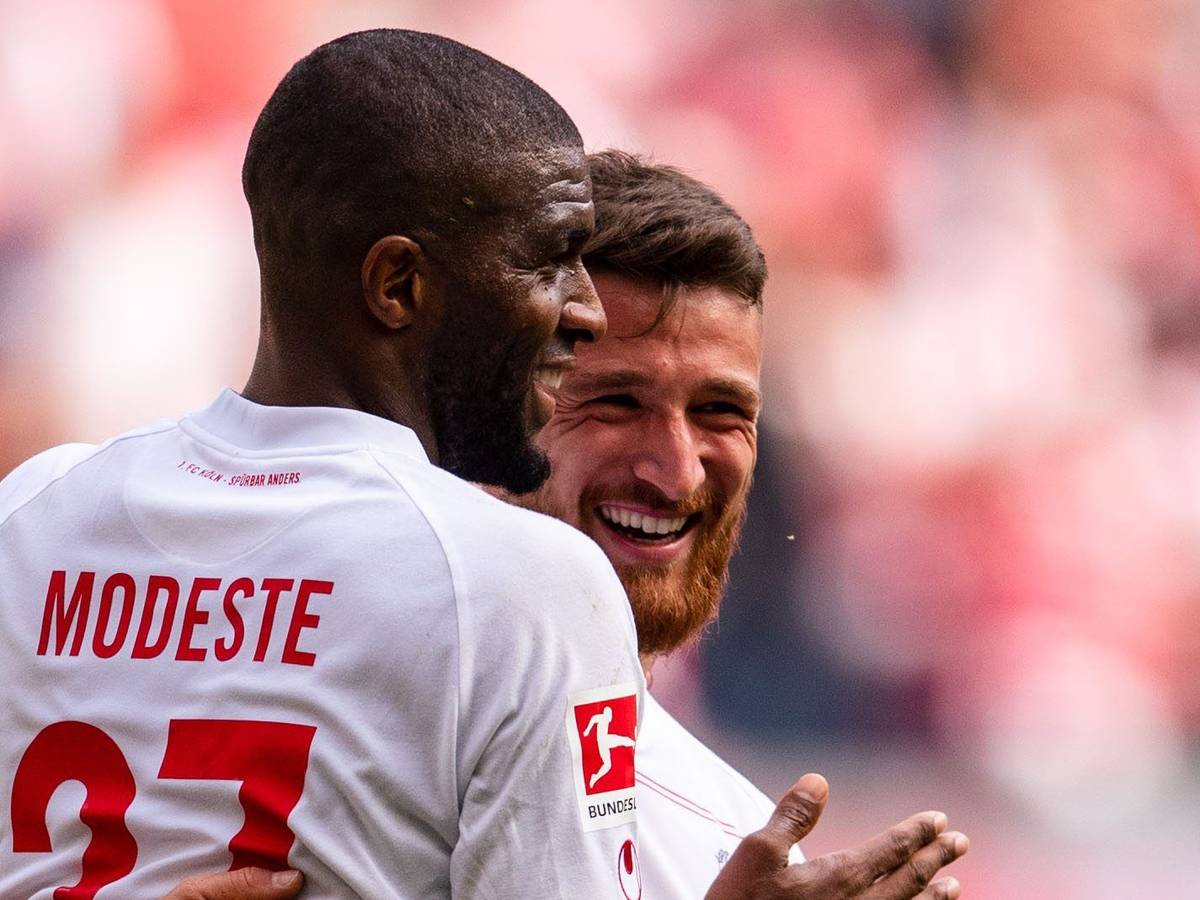 Salih Özcan jubelt mit Anthony Modeste.