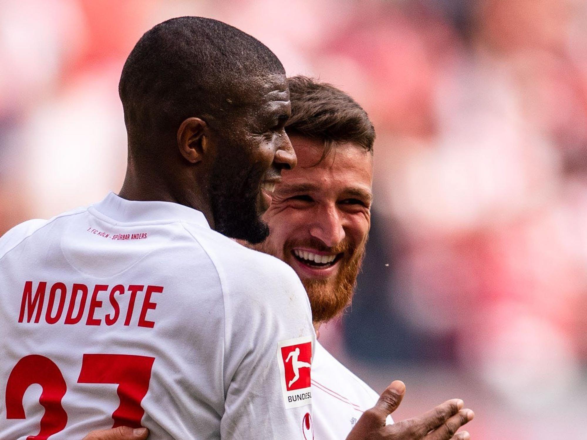 Salih Özcan jubelt mit Anthony Modeste.