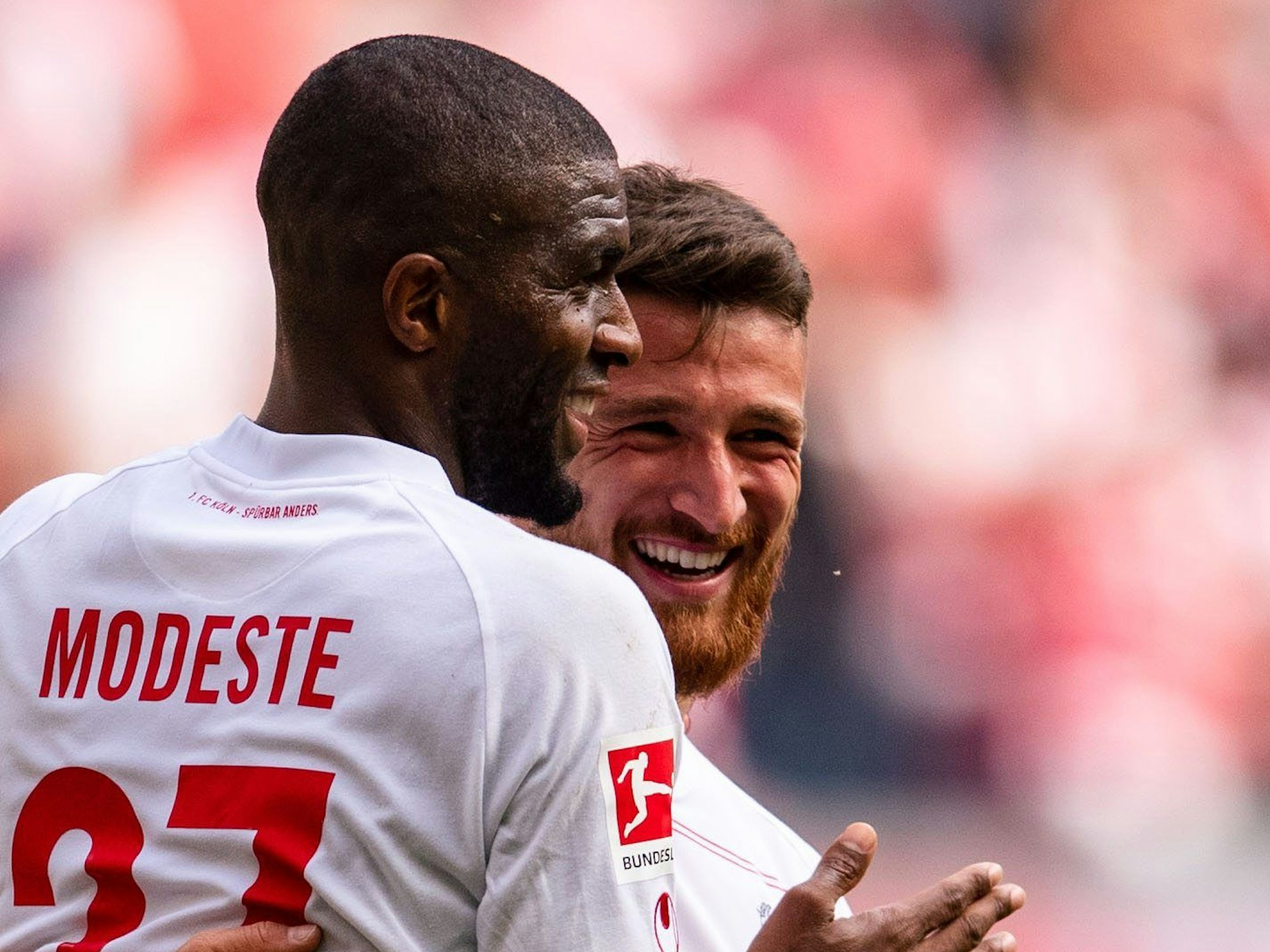Salih Özcan jubelt mit Anthony Modeste.
