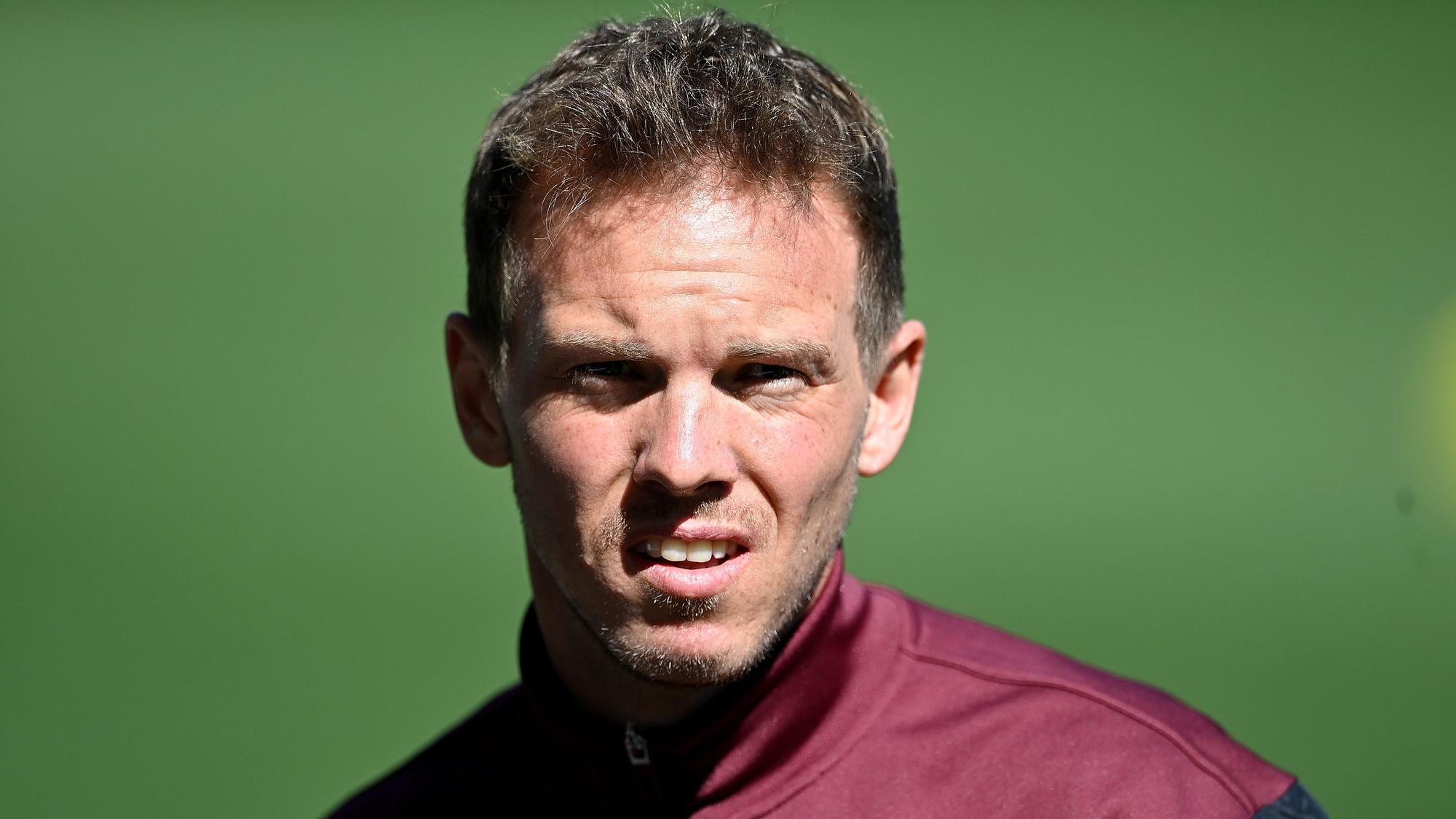 Julian Nagelsmann vom FC Bayern München steht am Spielfeldrand.