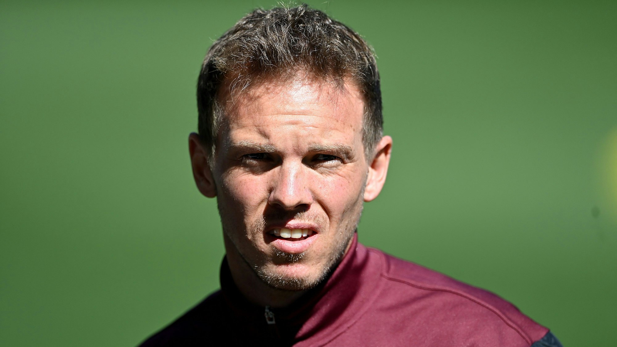 Julian Nagelsmann vom FC Bayern München steht am Spielfeldrand.