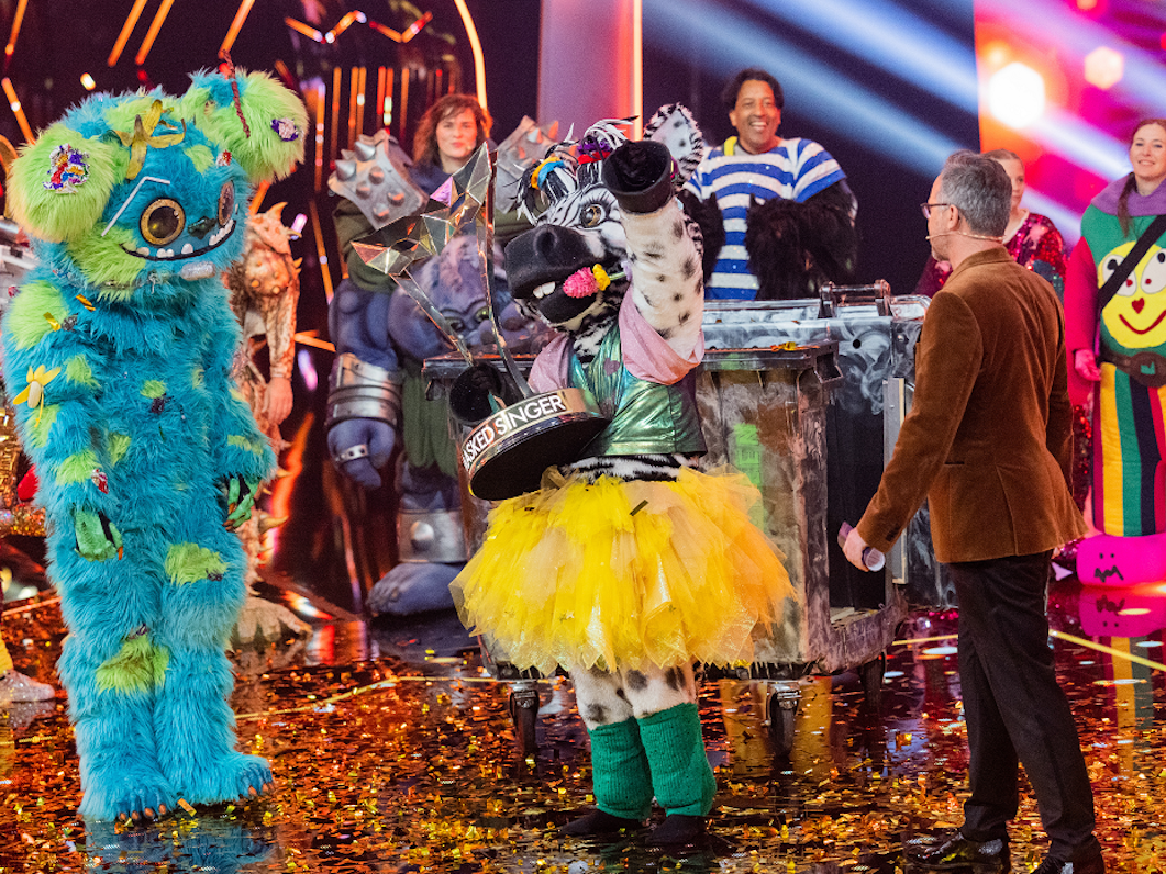Das Zebra bekommt den Pokal in der sechsten Staffel von „The Masked Singer“ 2022 übergeben.