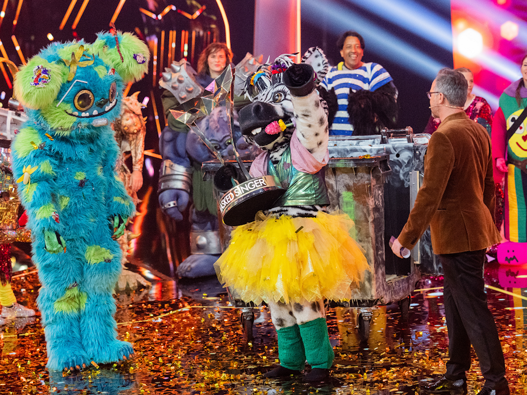 Das Zebra bekommt den Pokal in der sechsten Staffel von „The Masked Singer“ 2022 übergeben.