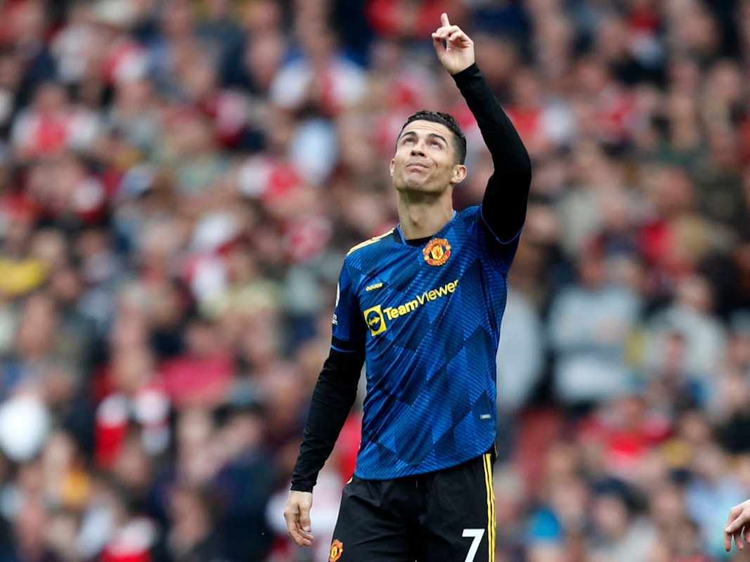 Manchester Uniteds Cristiano Ronaldo zeigt mit dem Finger in den Himmel.