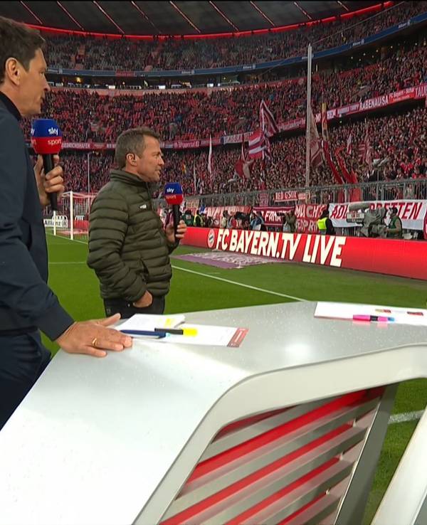 Sven Ulreich steht beim Aufwärmprogramm vor dem Spiel des FC Bayern gegen Borussia Dortmund plötzlich mitten in der TV-Übertragung von Sky mit Sebastian Hellmann und Lothar Matthäus.