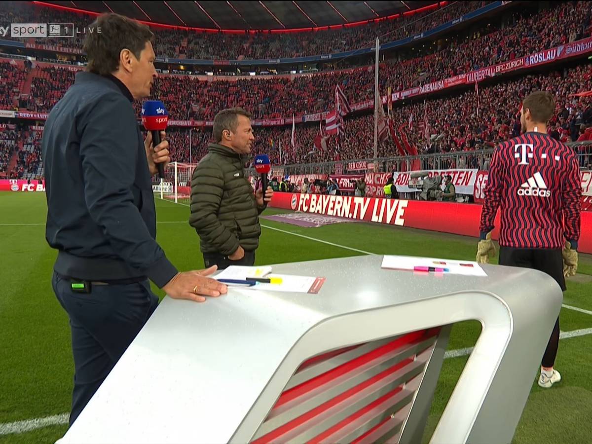 Sven Ulreich steht beim Aufwärmprogramm vor dem Spiel des FC Bayern gegen Borussia Dortmund plötzlich mitten in der TV-Übertragung von Sky mit Sebastian Hellmann und Lothar Matthäus.