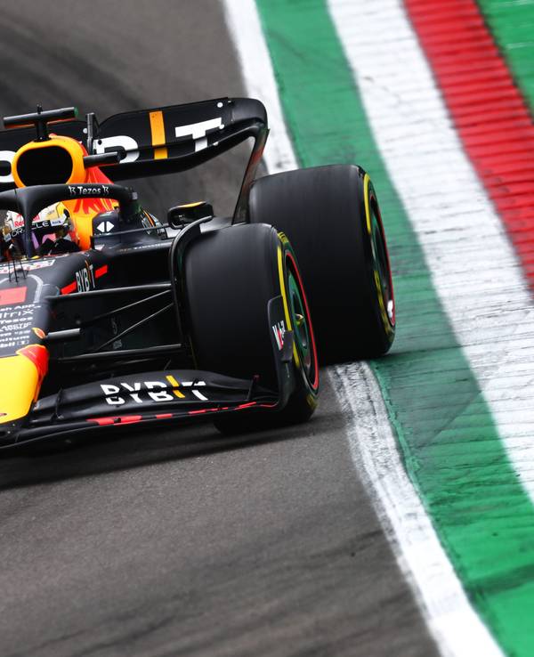 Max Verstappen kurvt in seinem Red Bull bei der Formel 1 in Imola über die Rennstrecke