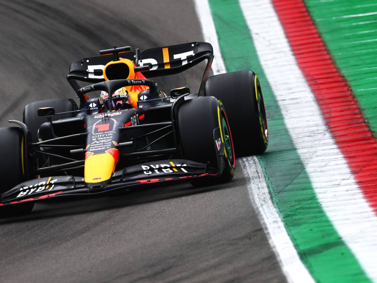 Max Verstappen kurvt in seinem Red Bull bei der Formel 1 in Imola über die Rennstrecke
