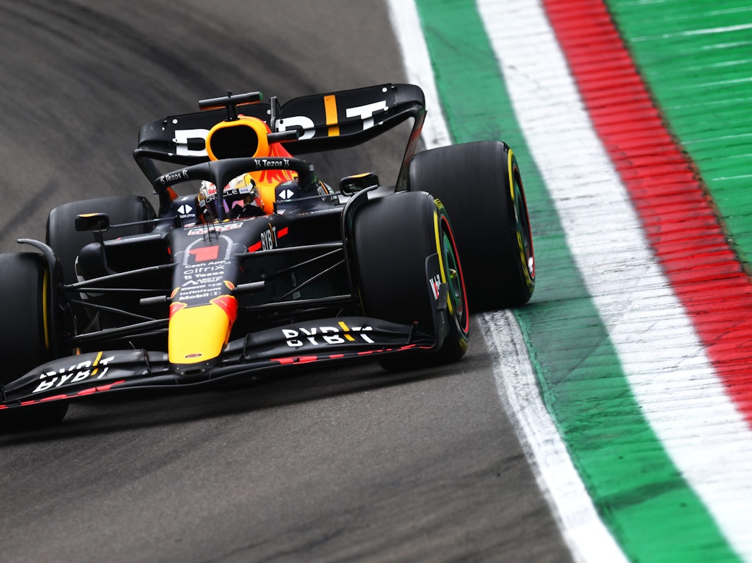 Max Verstappen kurvt in seinem Red Bull bei der Formel 1 in Imola über die Rennstrecke