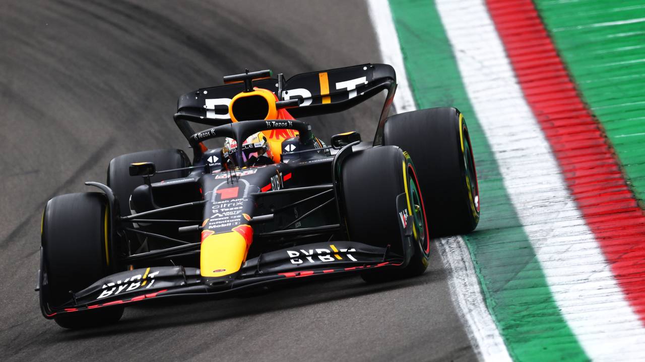Max Verstappen kurvt in seinem Red Bull bei der Formel 1 in Imola über die Rennstrecke