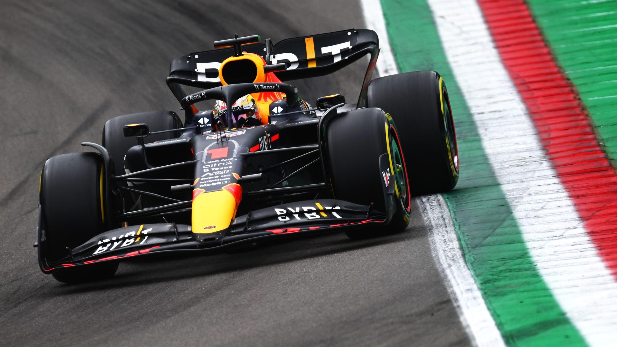 Max Verstappen kurvt in seinem Red Bull bei der Formel 1 in Imola über die Rennstrecke