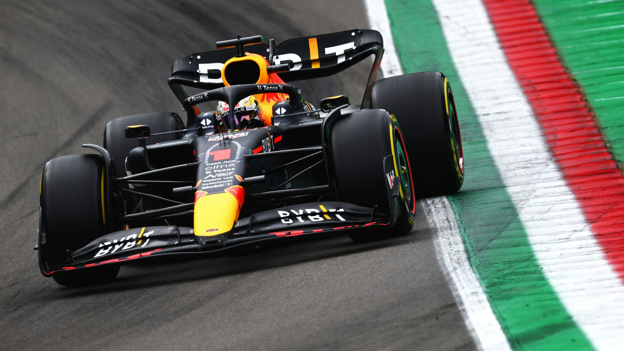 Max Verstappen kurvt in seinem Red Bull bei der Formel 1 in Imola über die Rennstrecke