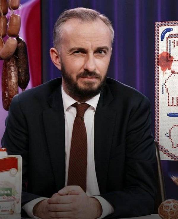 Moderator Jan Böhmermann sitzt am Schreibtisch in seiner Sendung.