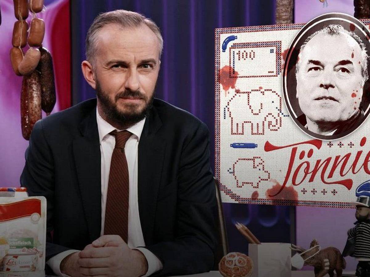 Moderator Jan Böhmermann sitzt am Schreibtisch in seiner Sendung.