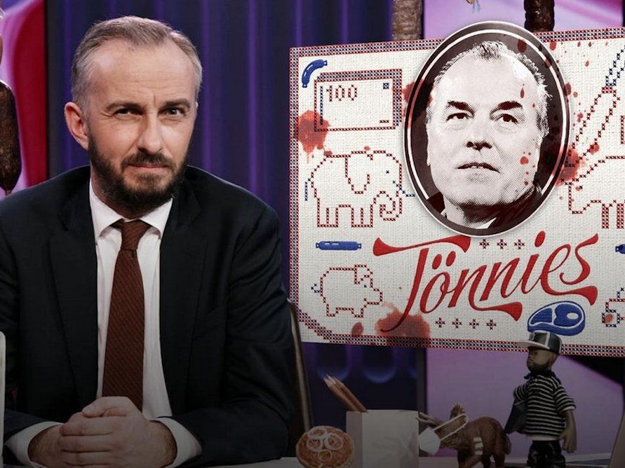 Moderator Jan Böhmermann sitzt am Schreibtisch in seiner Sendung.
