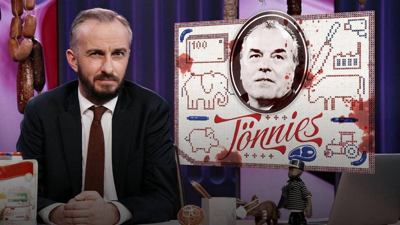 Moderator Jan Böhmermann sitzt am Schreibtisch in seiner Sendung.
