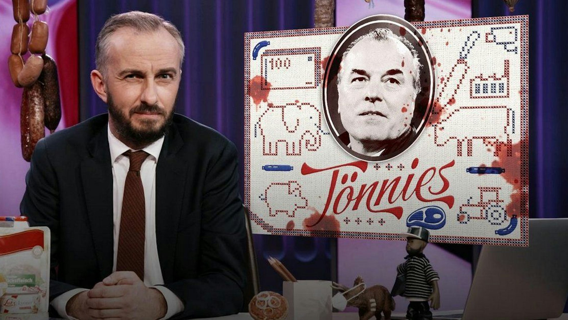 Moderator Jan Böhmermann sitzt am Schreibtisch in seiner Sendung.
