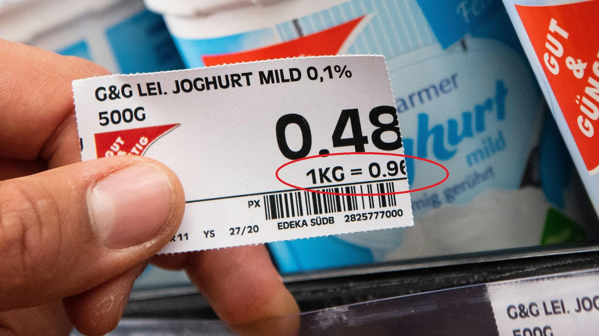 Blick auf den Grundpreis auf einem Preisschild: Unter dem Artikelpreis ist die Preisangabe für das Kilo und den Liter zu finden, in diesem Beispiel kostet der Joghurt 48 Cent, der Kilo 96 Cent.