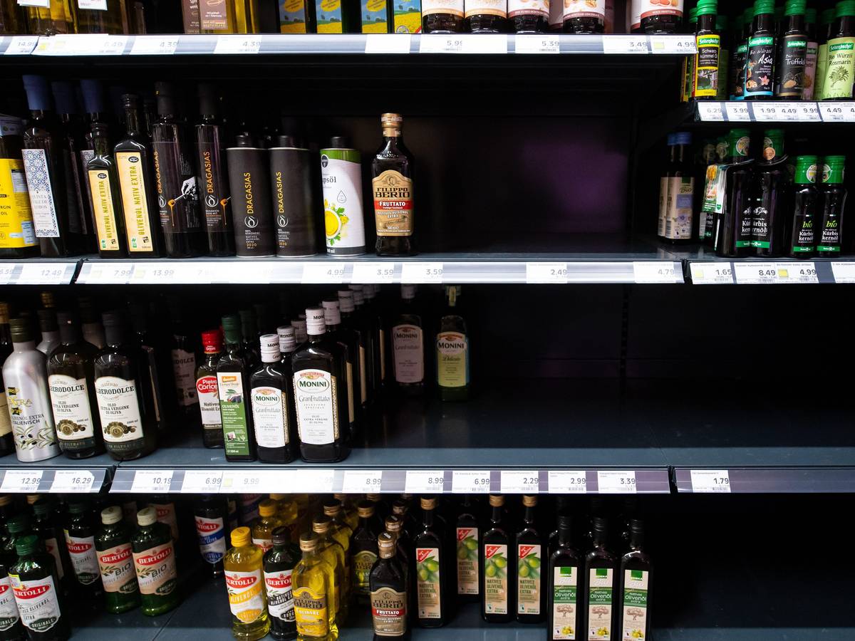 Die Supermarktregale sind so gut wie leergefegt. Pflanzenöle, Fehlanzeige! Die Preise für Sonnenblumenöl steigen in Deutschland in die Höhe und machen erfinderisch – eine Aldi-Kundin brachte nun Sonnenblumenöl aus dem Urlaub mit.