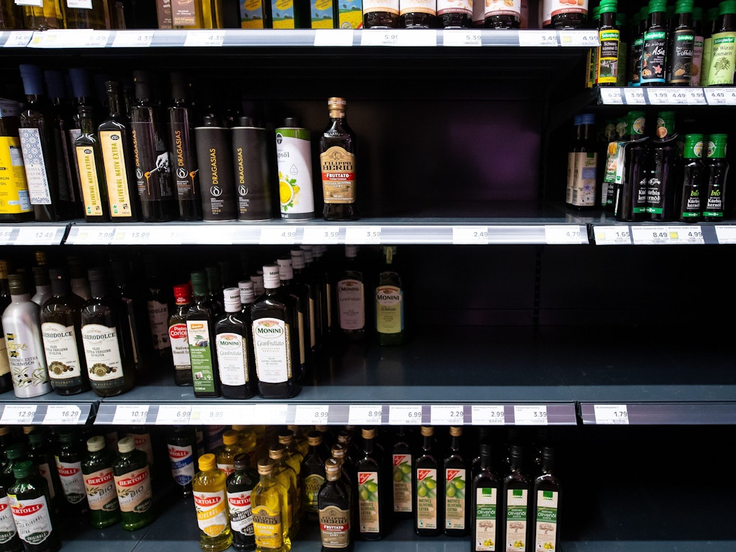 Die Supermarktregale sind so gut wie leergefegt. Pflanzenöle, Fehlanzeige! Die Preise für Sonnenblumenöl steigen in Deutschland in die Höhe und machen erfinderisch – eine Aldi-Kundin brachte nun Sonnenblumenöl aus dem Urlaub mit.