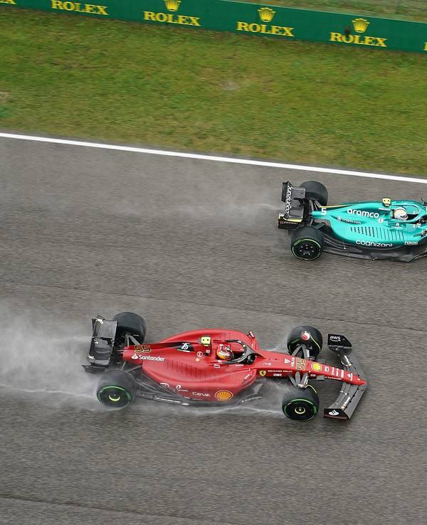 Sebastian Vettel im Training der Formel 1 in Imola in seinem grünen Aston Martin neben dem Ferrari von Carlos Sainz.