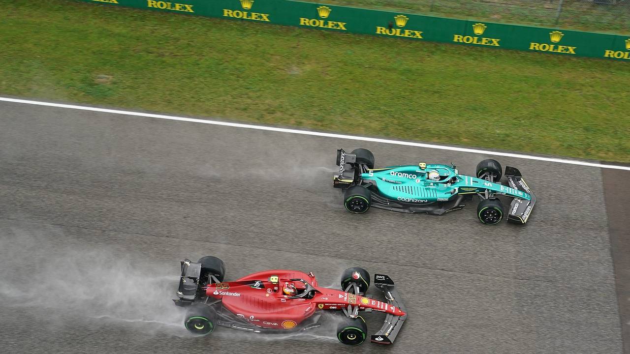 Sebastian Vettel im Training der Formel 1 in Imola in seinem grünen Aston Martin neben dem Ferrari von Carlos Sainz.